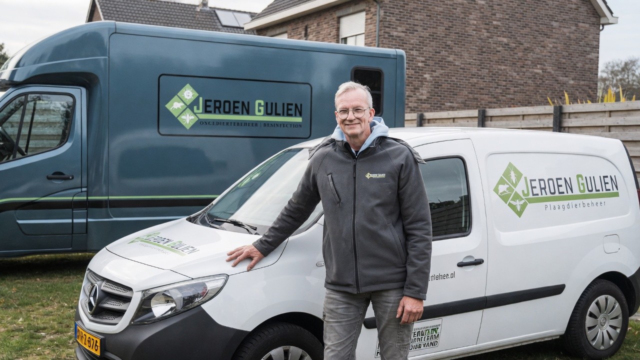 Jeroen Gulien van JG Ongediertebeheer bij zijn servicewagens